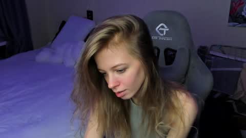 Snapshot of emili_sweet__ chatting on 16, 12, 2024 emili_sweet__ online show from 16, 12, 2024