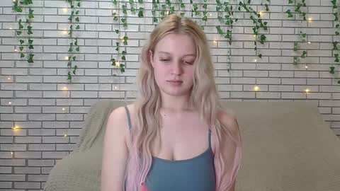 Snapshot of emiliaduchess chatting on 15, 12, 2024 Amili online show from 15, 12, 2024