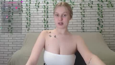 Snapshot of emiliaduchess chatting on 4, 2, 2025 Amili online show from 4, 2, 2025