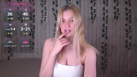 Snapshot of emiliaduchess chatting on 28, 11, 2025 Amili online show from 28, 11, 2025