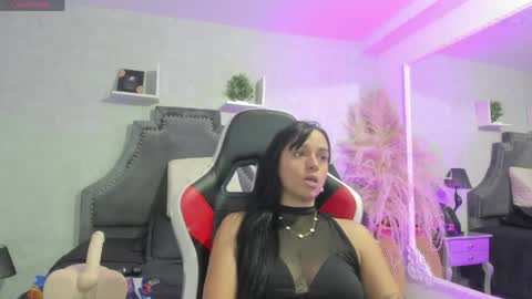 Snapshot of emiliarose_ chatting on 8, 5, 2026 EmiliaRose online show from 8, 5, 2026