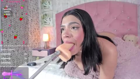 Snapshot of emilie_james chatting on 8, 2, 2025 Emilie James online show from 8, 2, 2025