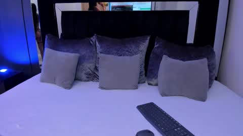 Snapshot of emiliee_xx chatting on 22, 10, 2025 Emillie online show from 22, 10, 2025