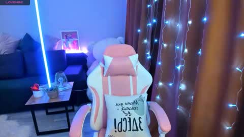 Snapshot of emiliyaqueen chatting on 15, 12, 2025 Emiliya online show from 15, 12, 2025