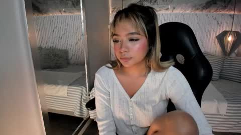 Snapshot of emilly_mell chatting on 10, 9, 2025 emilly_mell online show from 10, 9, 2025