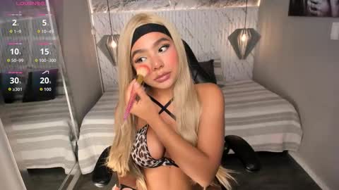 Snapshot of emilly_mell chatting on 5, 10, 2025 emilly_mell online show from 5, 10, 2025
