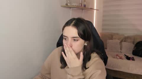 Snapshot of emily_lindey chatting on 19, 10, 2025 emily_lindey online show from 19, 10, 2025