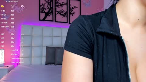 Snapshot of emily_roux chatting on 4, 1, 2025 EMILY online show from 4, 1, 2025