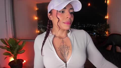 Snapshot of emilyfitness8 chatting on 23, 12, 2024 emily online show from 23, 12, 2024