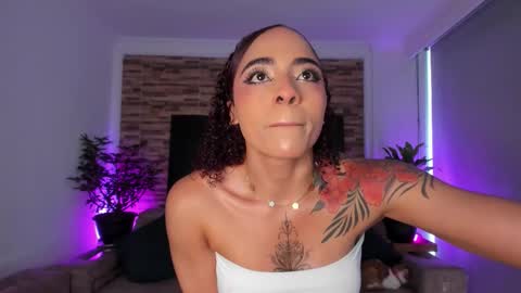 Snapshot of emilyfitness8 chatting on 25, 11, 2025 emily online show from 25, 11, 2025