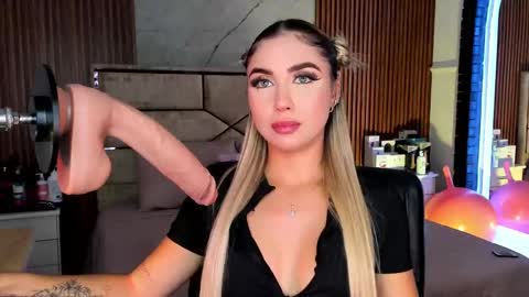 Emily Hendrix online show from 26, 9, 2025