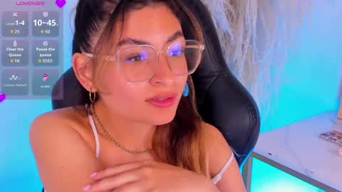 Snapshot of emilyjonesss_ chatting on 5, 6, 2026 Emilyjonnes online show from 5, 6, 2026