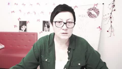 Snapshot of emilyl0vee chatting on 1, 3, 2026 Emily online show from 1, 3, 2026