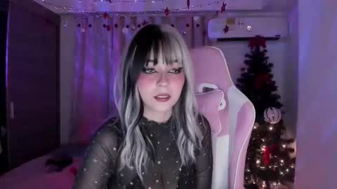 Snapshot of emilyrosss_ chatting on 12, 12, 2024 EMILY online show from 12, 12, 2024