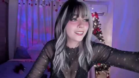 Snapshot of emilyrosss_ chatting on 23, 12, 2024 EMILY online show from 23, 12, 2024