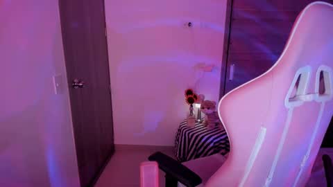 Snapshot of emilyrosss_ chatting on 21, 2, 2025 EMILY online show from 21, 2, 2025