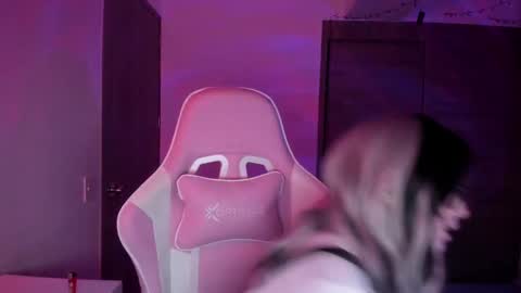 Snapshot of emilyrosss_ chatting on 1, 3, 2025 EMILY online show from 1, 3, 2025