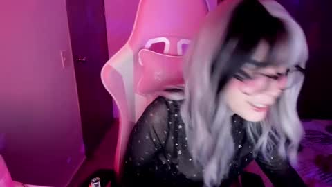 Snapshot of emilyrosss_ chatting on 8, 3, 2025 EMILY online show from 8, 3, 2025