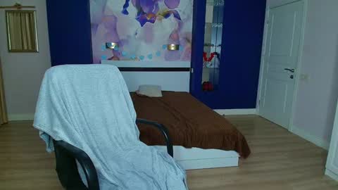 EmilyWalkers online show from 4, 2, 2025