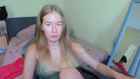 Snapshot of emilyy____ chatting on 14, 9, 2025 Emily online show from 14, 9, 2025