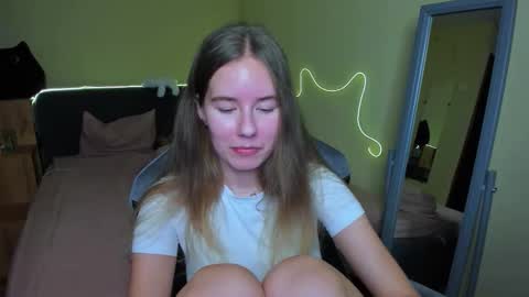 Snapshot of emilyy____ chatting on 19, 11, 2025 Emily online show from 19, 11, 2025