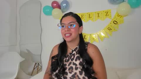 Snapshot of emilyy_cooperr chatting on 19, 12, 2025 emilyy_cooperr online show from 19, 12, 2025