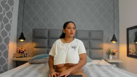 Snapshot of emilyy_r chatting on 13, 11, 2025 emilyy_r online show from 13, 11, 2025