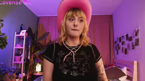 Snapshot of emma_thomps chatting on 13, 5, 2026 Rose online show from 13, 5, 2026