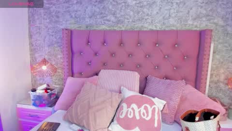 Snapshot of emmacrush chatting on 26, 2, 2026 Welcome Im yosein Your love is my passion activate it with your tips and enjoy with me online show from 26, 2, 2026