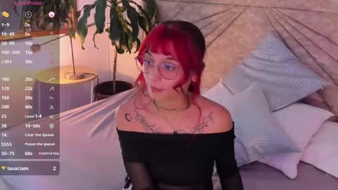 Snapshot of emmaduff_ chatting on 6, 5, 2026 online show from 6, 5, 2026
