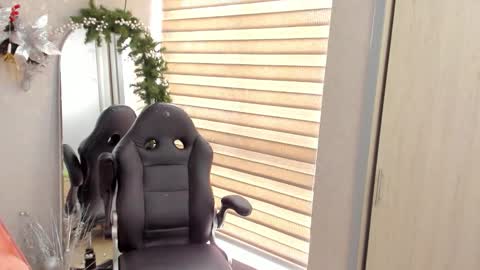  Emma Ferrary  online show from 4, 12, 2025