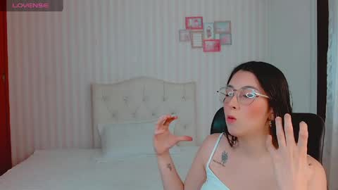Snapshot of emmalove_doll chatting on 16, 4, 2026 Emmas Room online show from 16, 4, 2026