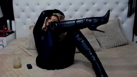 Emma Mavis online show from 10, 4, 2026