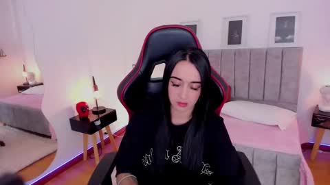 Emmy Evans  online show from 7, 1, 2025