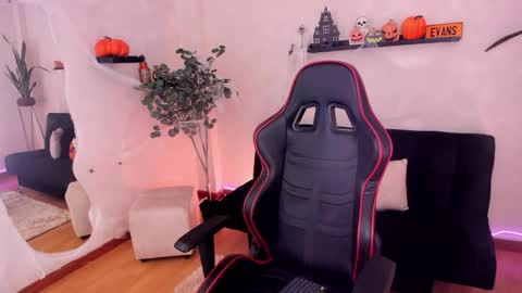 Emmy Evans  online show from 28, 10, 2025