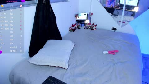 Snapshot of emy_xdy chatting on 22, 12, 2024 Im Emily would you like to help me reach 100 online show from 22, 12, 2024
