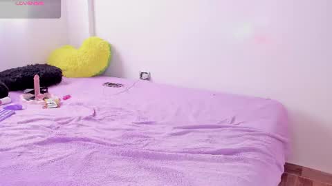 Snapshot of emy_xdy chatting on 19, 6, 2026 Im Emily would you like to help me reach 100 online show from 19, 6, 2026