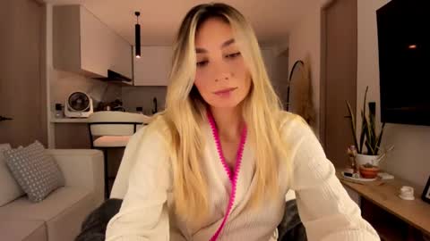 Snapshot of emyconneer chatting on 8, 12, 2024 emyconneer online show from 8, 12, 2024