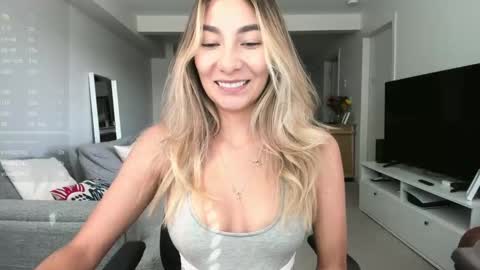 Snapshot of emyconneer chatting on 16, 9, 2025 emyconneer online show from 16, 9, 2025