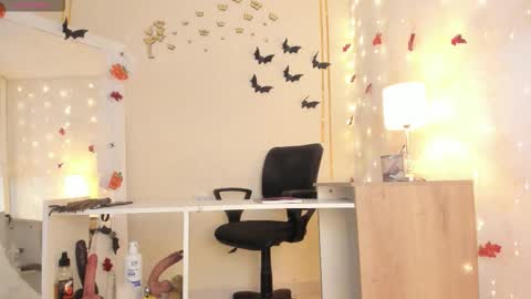 EMYLY  online show from 18, 10, 2025