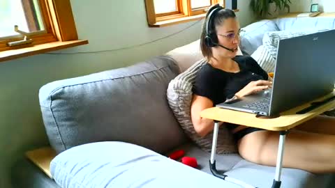 Snapshot of emyxxl chatting on 9, 7, 2026 emyxxl online show from 9, 7, 2026