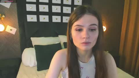 Snapshot of enigmatic_ella chatting on 27, 5, 2026 Ella online show from 27, 5, 2026