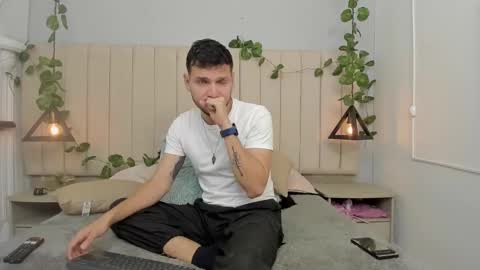 Snapshot of enzo_rivas chatting on 29, 10, 2025 ENZO online show from 29, 10, 2025