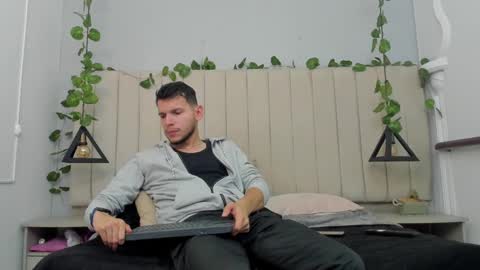 Snapshot of enzo_rivas chatting on 4, 11, 2025 ENZO online show from 4, 11, 2025