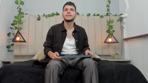 Snapshot of enzo_rivas chatting on 6, 11, 2025 ENZO online show from 6, 11, 2025