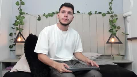 Snapshot of enzo_rivas chatting on 10, 11, 2025 ENZO online show from 10, 11, 2025