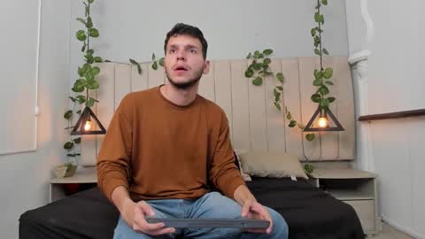 Snapshot of enzo_rivas chatting on 25, 11, 2025 ENZO online show from 25, 11, 2025