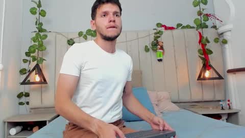 Snapshot of enzo_rivas chatting on 17, 12, 2025 ENZO online show from 17, 12, 2025