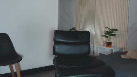 Snapshot of enzo_steel chatting on 12, 9, 2025 enzo_steel online show from 12, 9, 2025