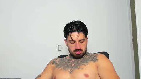 Snapshot of enzoaren chatting on 4, 11, 2025 Enzo Aren online show from 4, 11, 2025